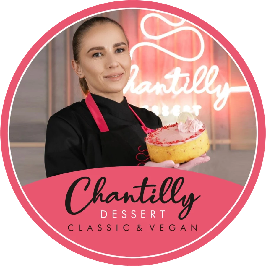 Viktoria Herman con una tarta de Chantilly